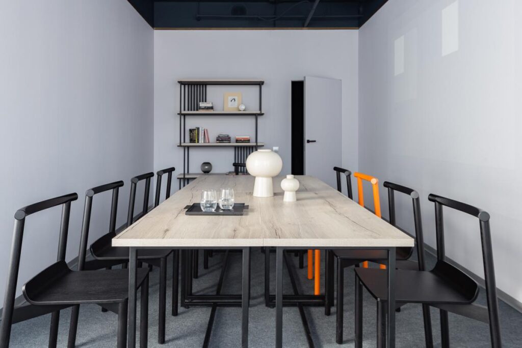 Дизайн кабинета для групповых занятий с психологом  — пример реализованного проекта студии "Градиз"