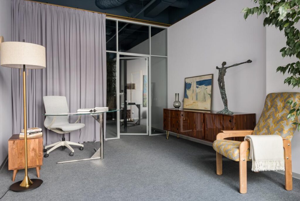 Дизайн кабинета психолога (вид на вход) — пример реализованного проекта студии "Градиз"