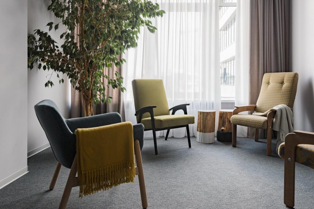 Кабинет психолога в светлых оттенках с яркими стульями — пример реализованного проекта студии "Градиз"