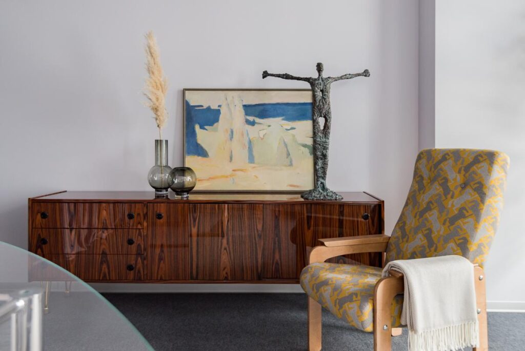 Дизайн кабинета психолога с винтажным комодом и предметами искусства — пример реализованного проекта студии "Градиз"